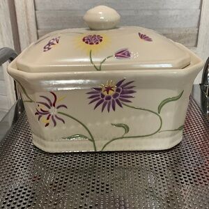 Beautiful Biltmore Collection, porcelain box.7x 51/4 x 31/2 tall